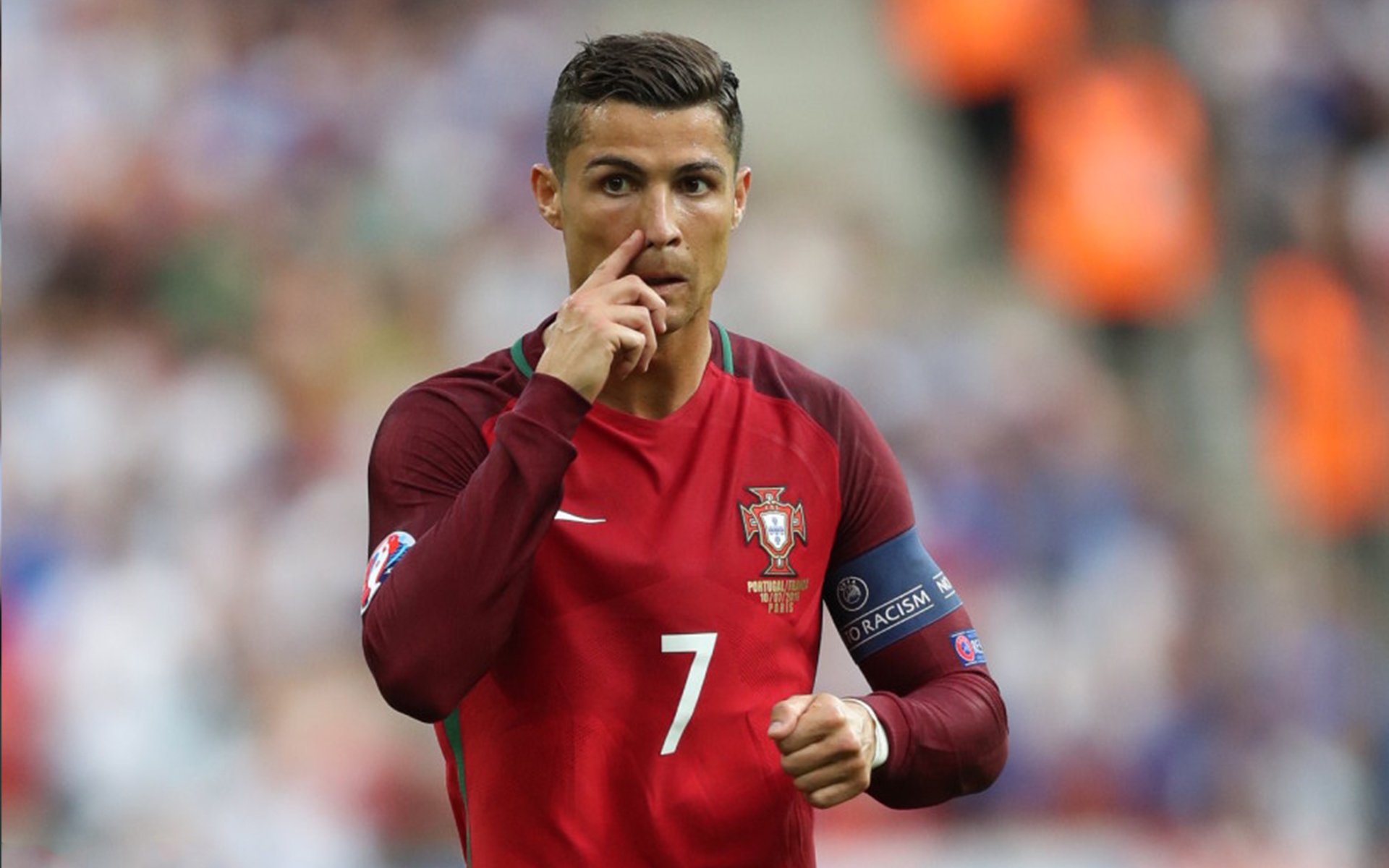 九游娱乐下载-边路球员是否更依赖中场支援形成有效冲击，边路传中最好的球员